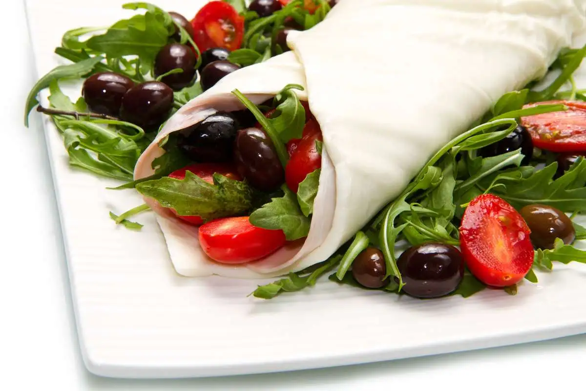 rotolo di mozzarella con pomodori olive e rucola