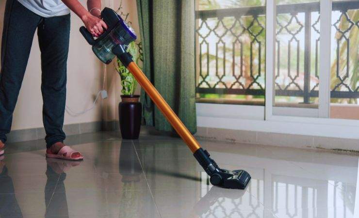 passa l'aspirapolvere in casa