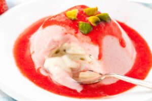 semifreddo alle fragole nel piatto