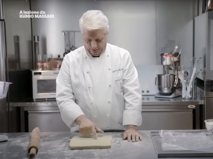 iginio massari prepara la pasta sfoglia
