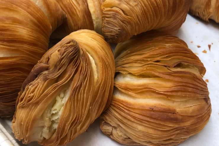 sfogliatelle dorate una accanto all'altra