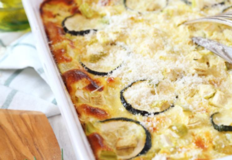sformato di zucchine con sopra formaggio grattugiato