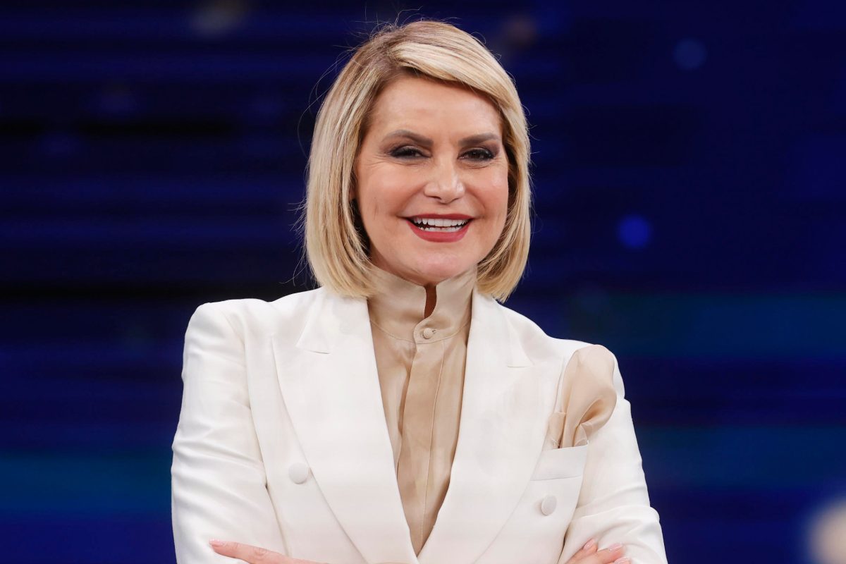 simona ventura sorridente in primo piano
