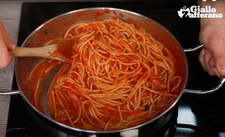spaghetti al pomodoro in cottura