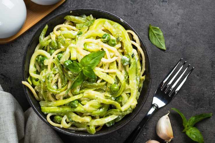 spaghetti di zucchine con basilico