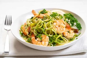 spaghetti fatti con zucchine e gamberetti