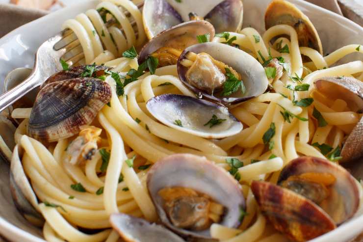 piatto di spaghetti con le vongole e prezzemolo