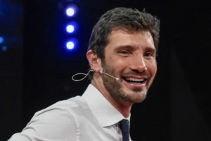 Stefano De Martino che sorride