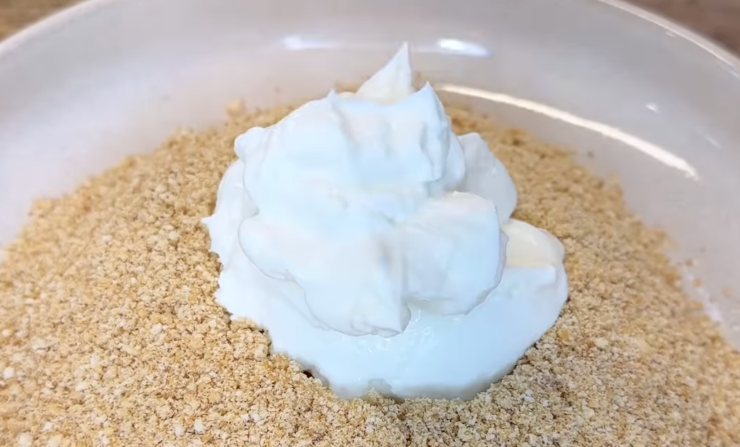 ciotola con biscotti sbriciolati e yogurt
