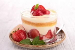 coppetta di tiramisù alle fragole