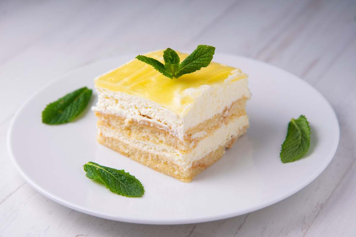 pezzo di tiramisù al limone nel piatto
