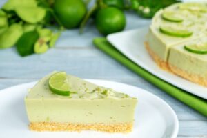 fetta di tofucake su un piatto con sopra delle fettine di lime