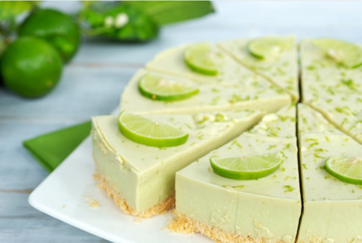 tofucake tagliata a fette con sopra delle fettine di lime