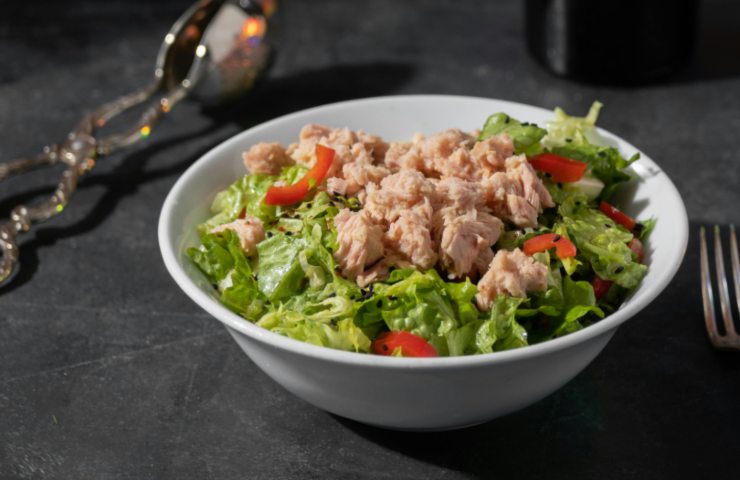 insalata con pomodori e tonno