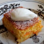 una torta all'albicocca con sopra la panna