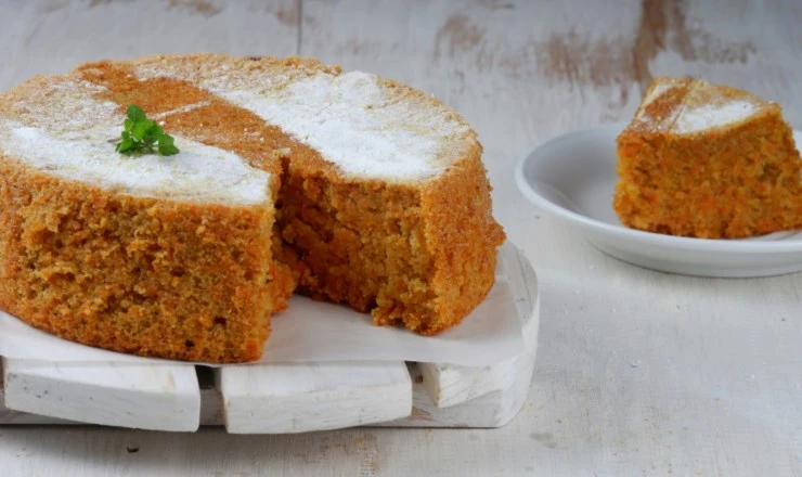 torta di albicocche e carote e accanto una fetta della stessa torta su un piattino