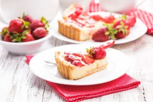 fetta di crostata ricotta e fragole