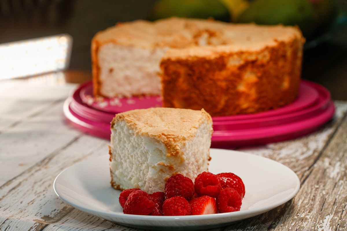 fetta di torta con i lamponi in primo piano