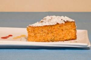 fetta di torta su un piatto