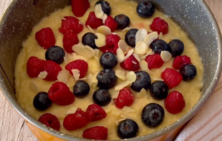 impasto di torta cocco e frutti rossi