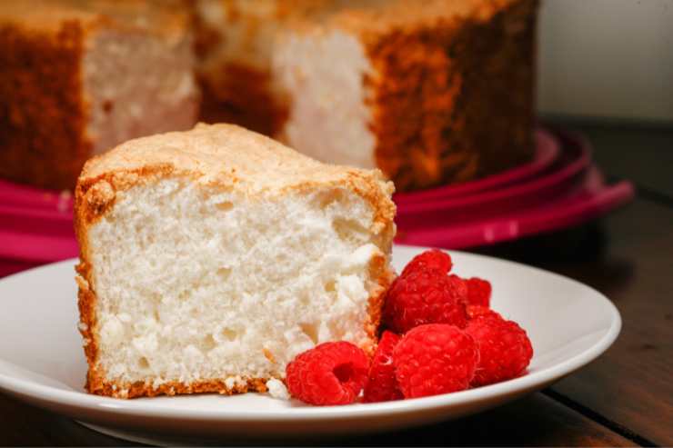 fetta di torta con i lamponi in primo piano