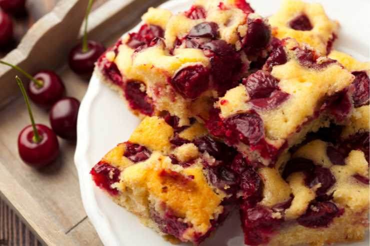 pezzi di torta di ciliegie