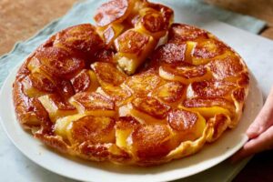piatto con torta di mele rovesciata