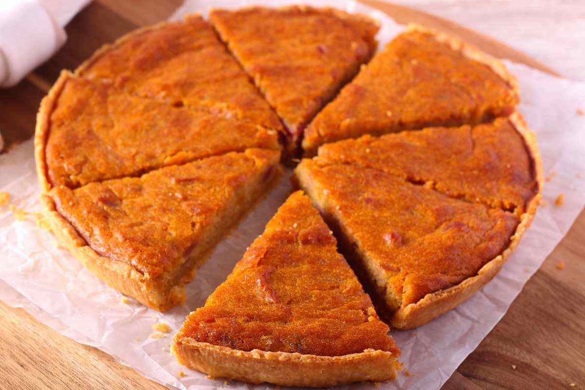 torta dorata tagliata a fette
