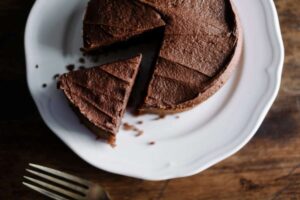 torta al cioccolato su un piatto
