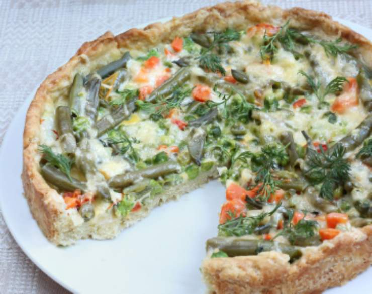 torta di verdure sopra ad un piatto