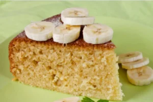 fetta di torta con sopra delle rondelle di banana