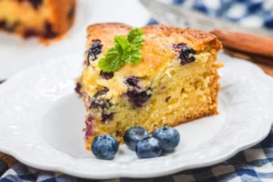 fetta di torta ai mirtilli su un piattino
