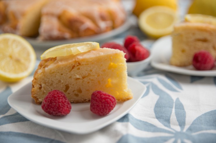 fette di torta sopra dei piatti con accanto dei lamponi