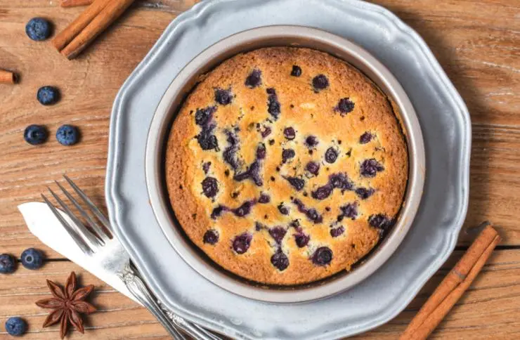 torta ai mirtilli dentro la tortiera con intorno della cannella