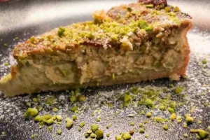 Fetta di torta con farcitura al pistacchio