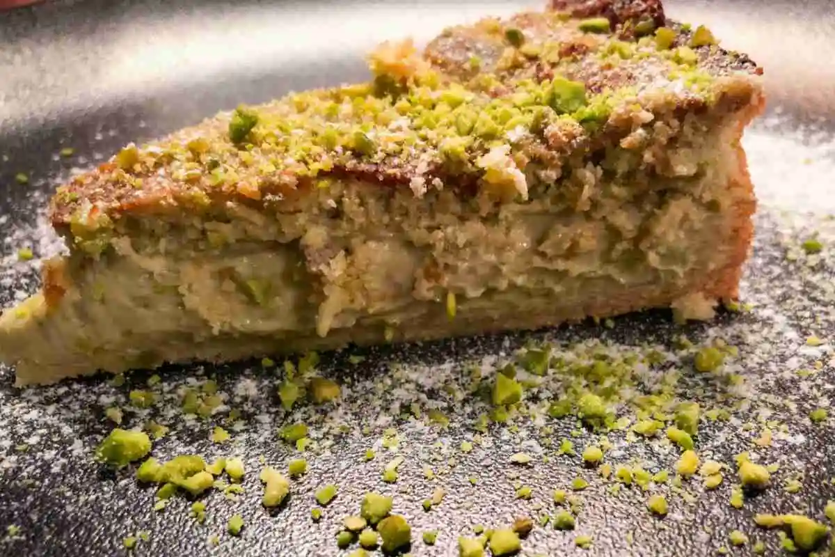 Fetta di torta con farcitura al pistacchio