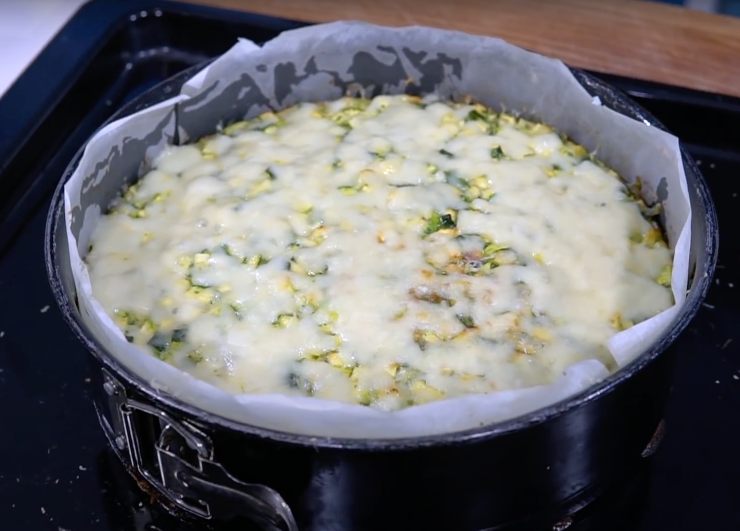 torta salata dentro la tortiera