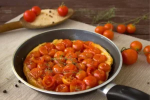 torta salata con pomodorini in padella