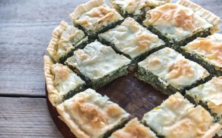 torta salata agli spinaci tagliata a pezzetti