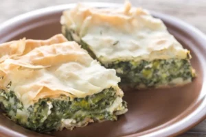 due pezzi di torta salata sopra ad un piatto