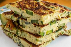 torta salata a fette impilate