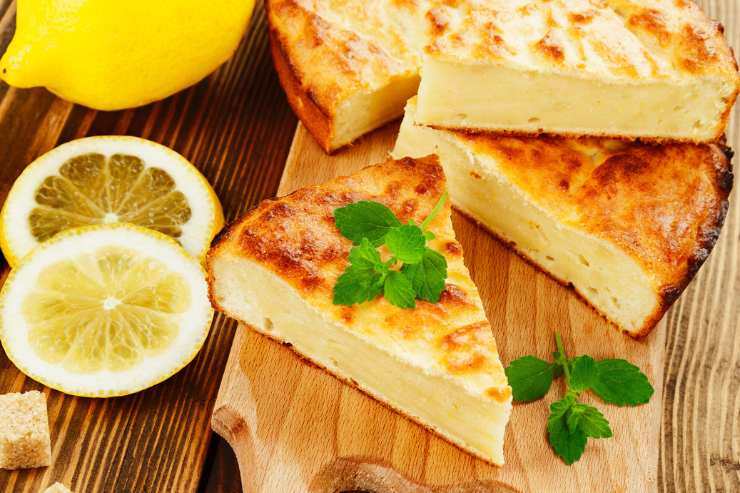 fette di torta e limone