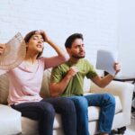 due ragazzi accaldati sul divano