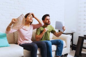 due ragazzi accaldati sul divano