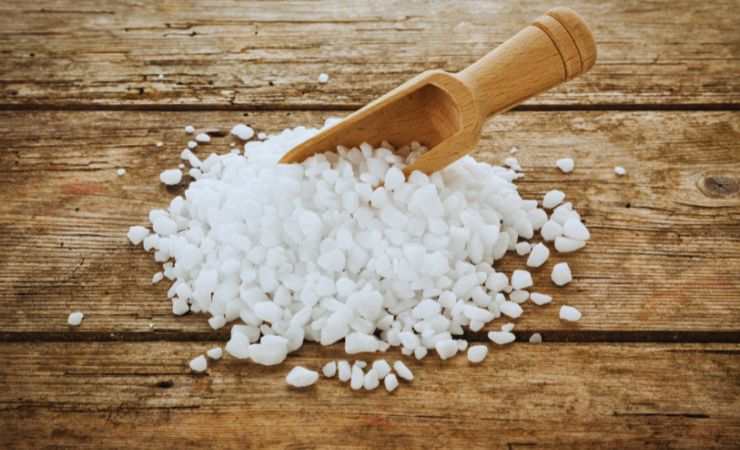 sale grosso e cucchiaio di legno