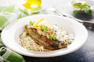 Piatto con merluzzo, gamberi e limone