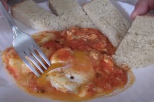 uova col sugo e dei pezzetti di pane