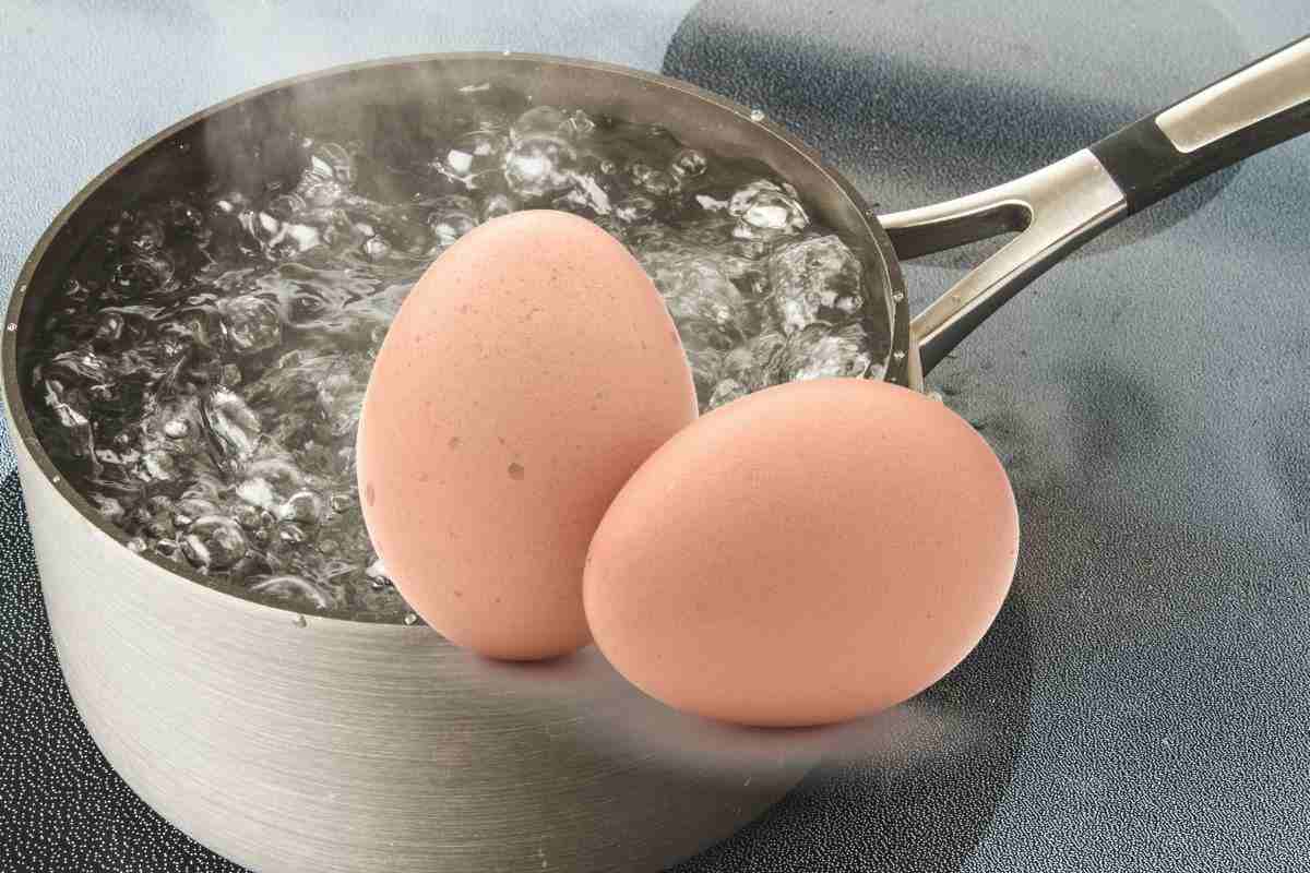 uova sode e acqua che bolle