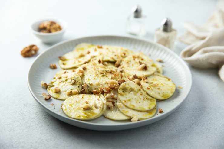 piatto di zucchine marinate con noci