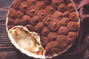 Torta tiramisù con cacao amaro
